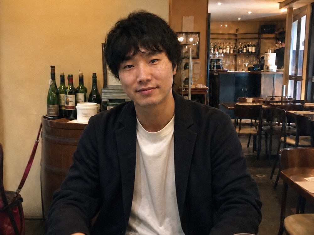 レストランの席で、向かいから撮られた自然な表情