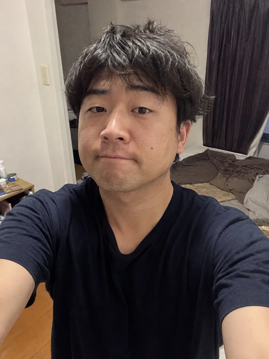部屋の中で撮った、加工していない自撮り