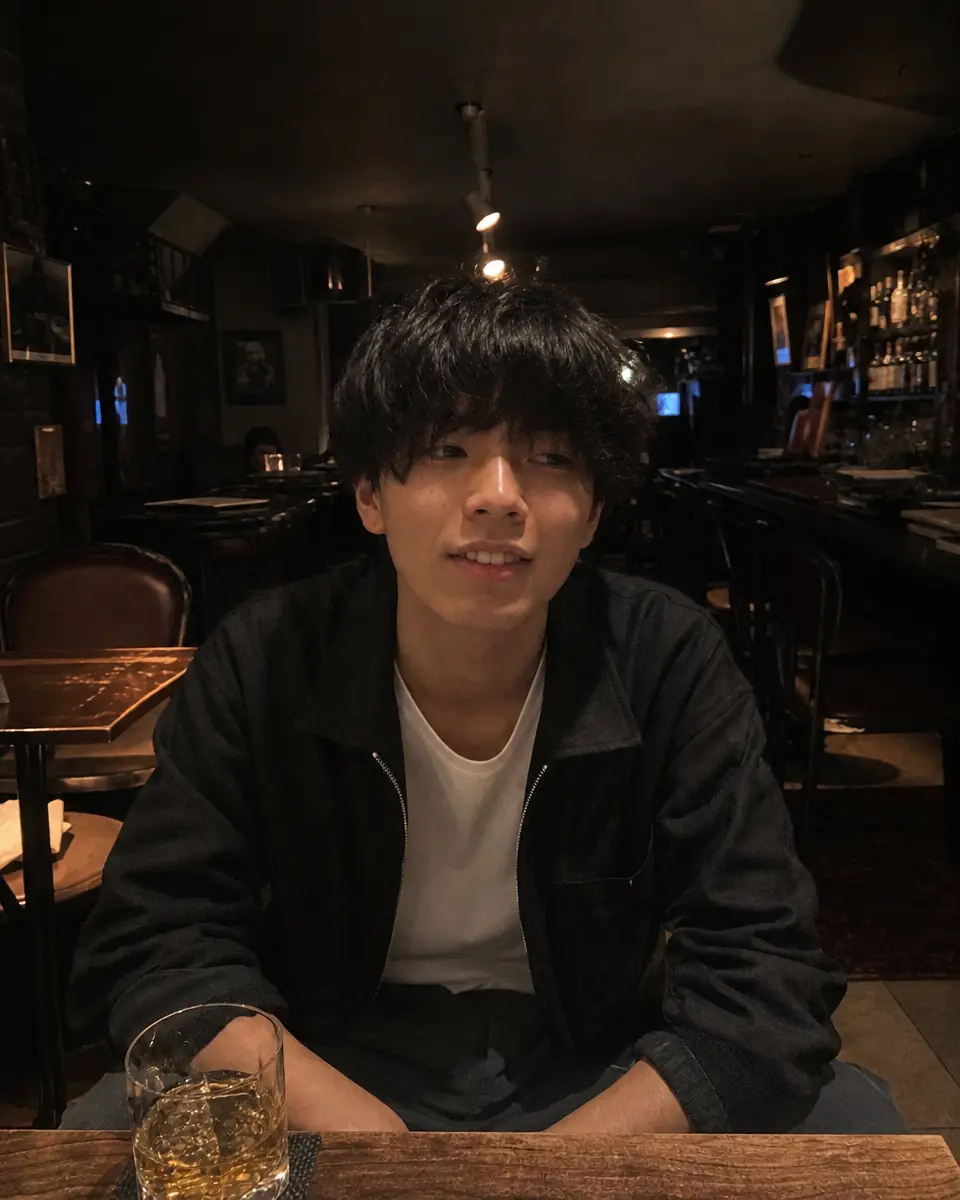 バーで撮ったような写真の例（手元だけ明るい）