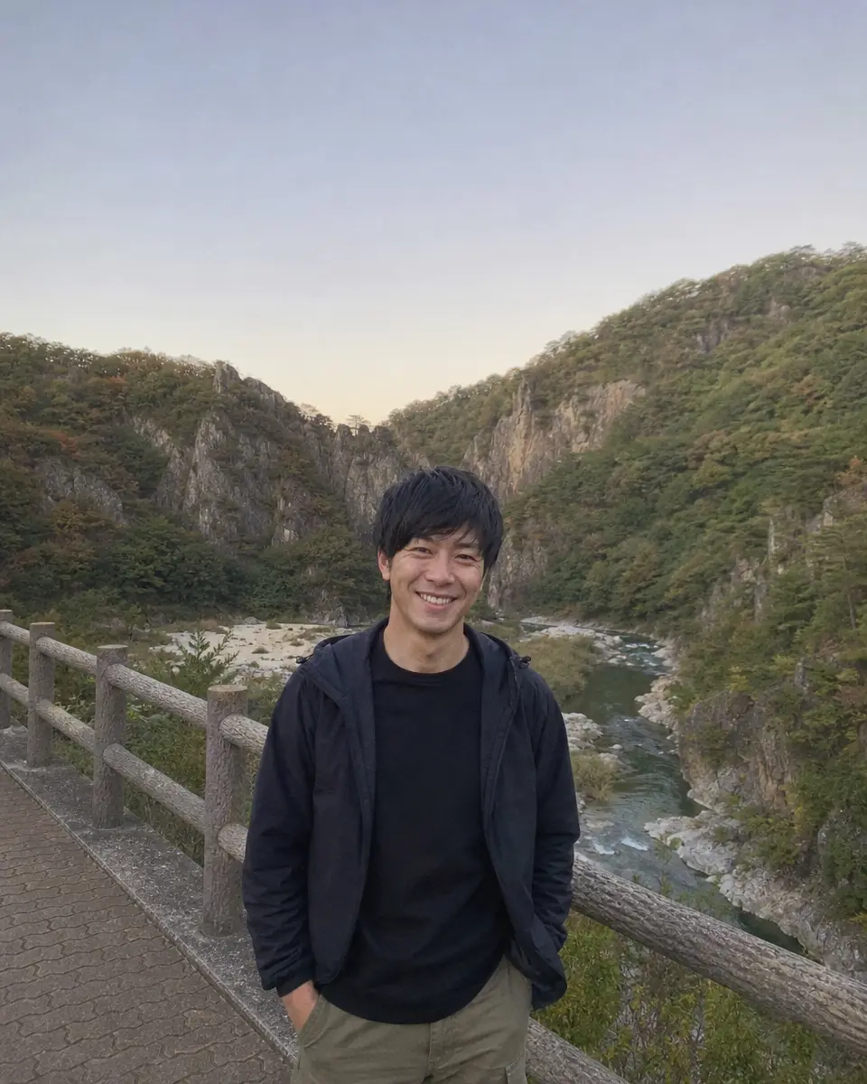 旅行先で撮ったような写真の例（渓谷の橋の上）