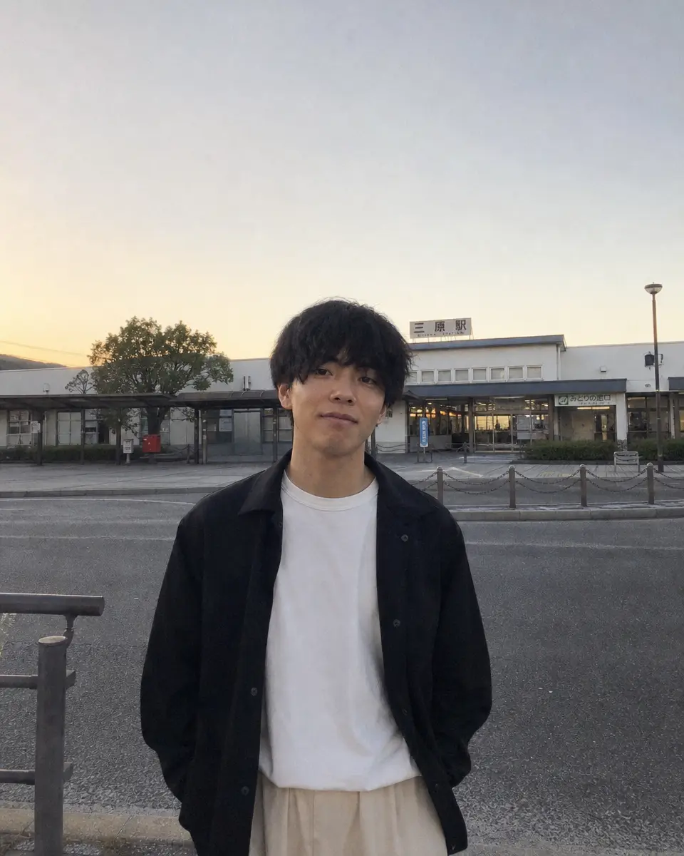 旅行先で撮ったような写真の例（日暮れの駅前）
